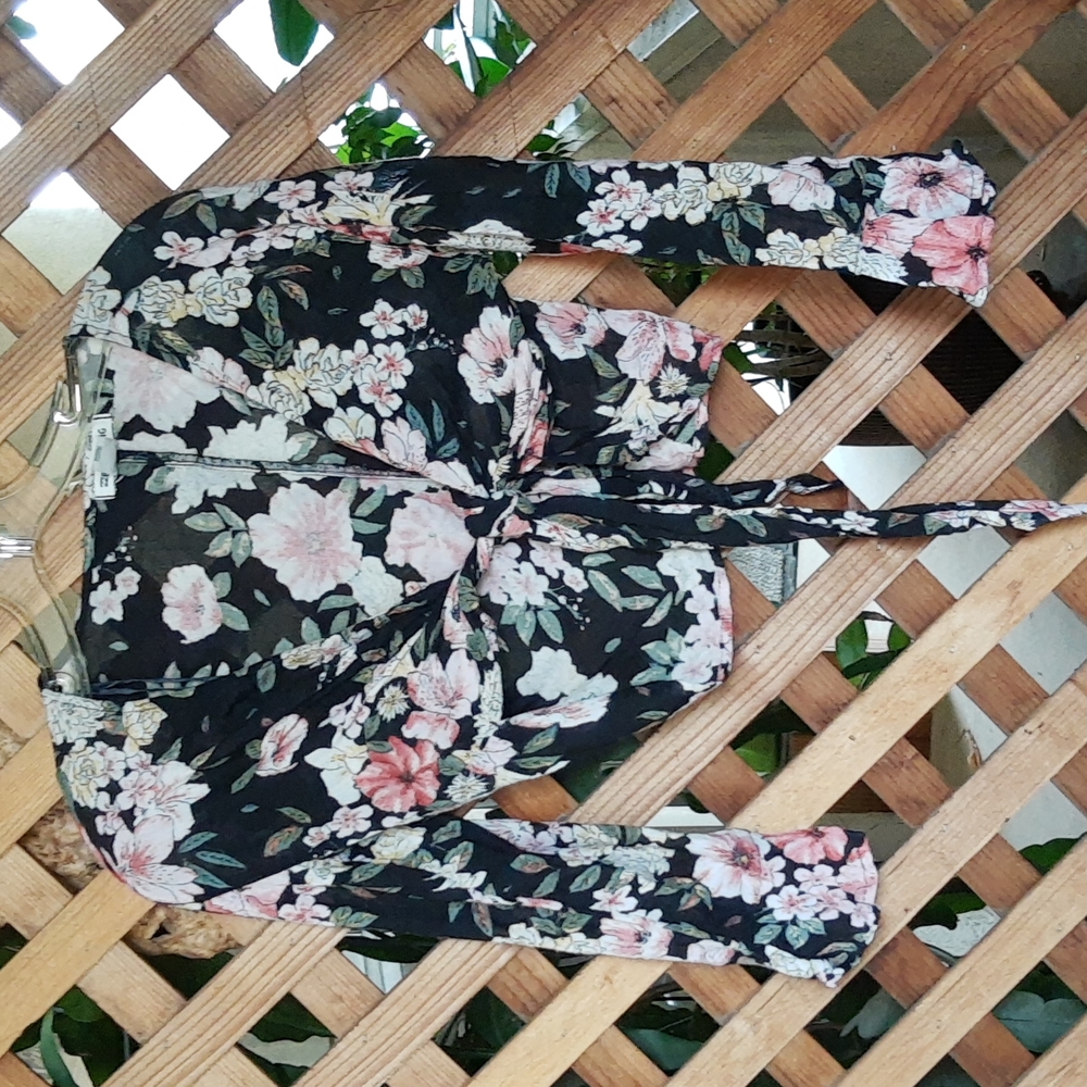 Billabong Long Sleeve Black & Pink Rayon Floral Print Tie Front Crop Top Small